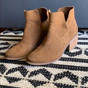 BP Brice Notched Bootie - size 7